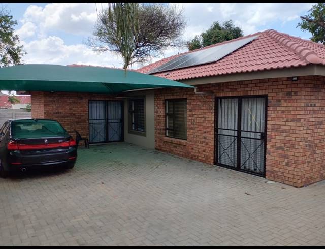 3 BEDROOM FREEHOLD FOR SALE IN OOS EINDE